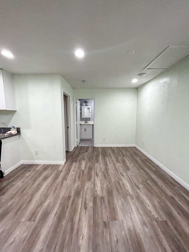 Entry View - 15424 Bledsoe St