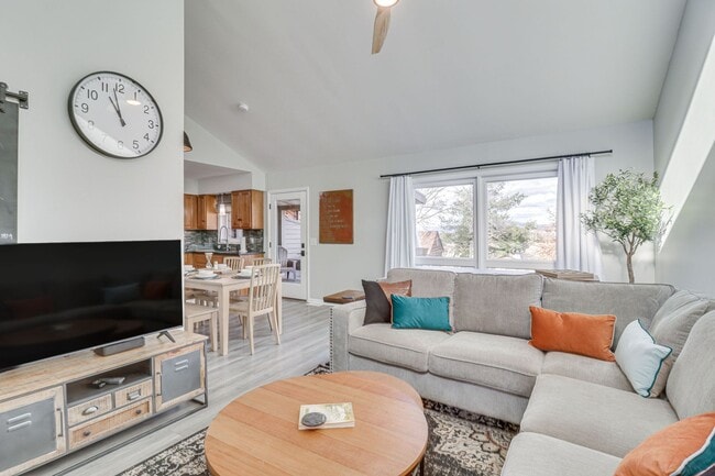 Foto del edificio - Modern 3BR Duplex with Abundant Natural Light