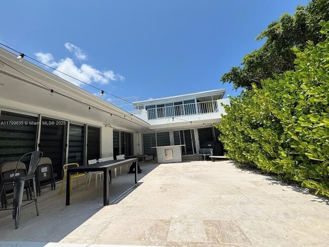 Building Photo - 9257 Bay Dr