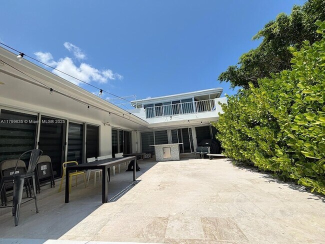 Foto del edificio - 9257 Bay Dr