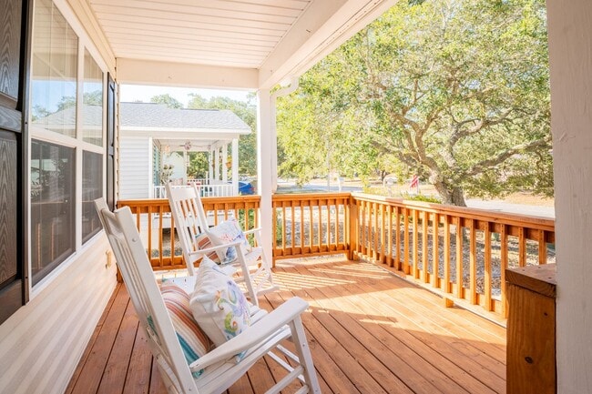 Foto del edificio - FURNISHED OFF-SEASON MONTHLY RENTAL FOR 2026