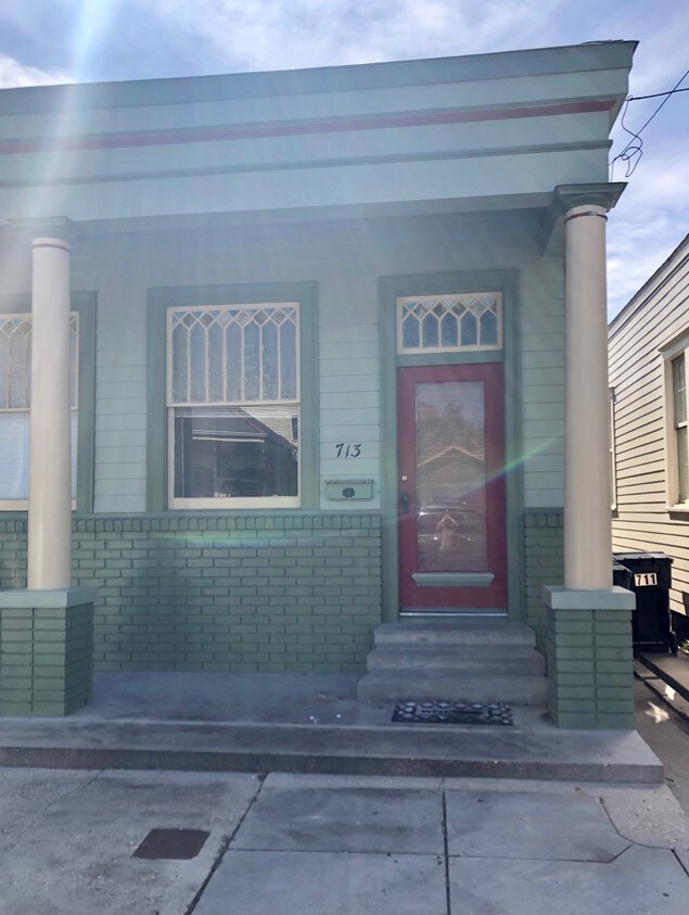 Primary Photo - 713 Evelina St