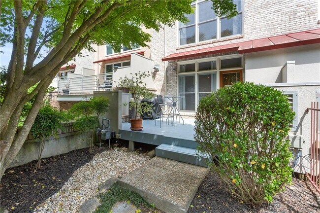 Foto del edificio - 1350 Fernwood Cir NE