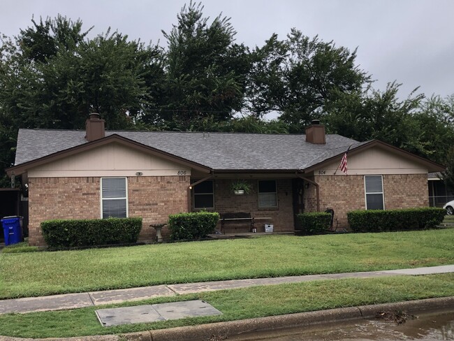 Building Photo - 806 Windcrest Dr