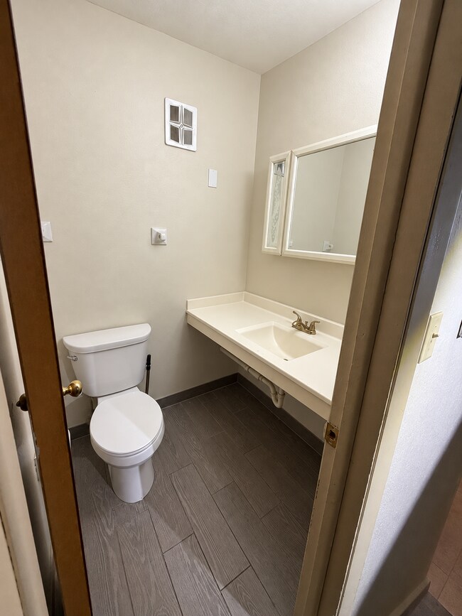 Foto del edificio - 8842 N 95th St