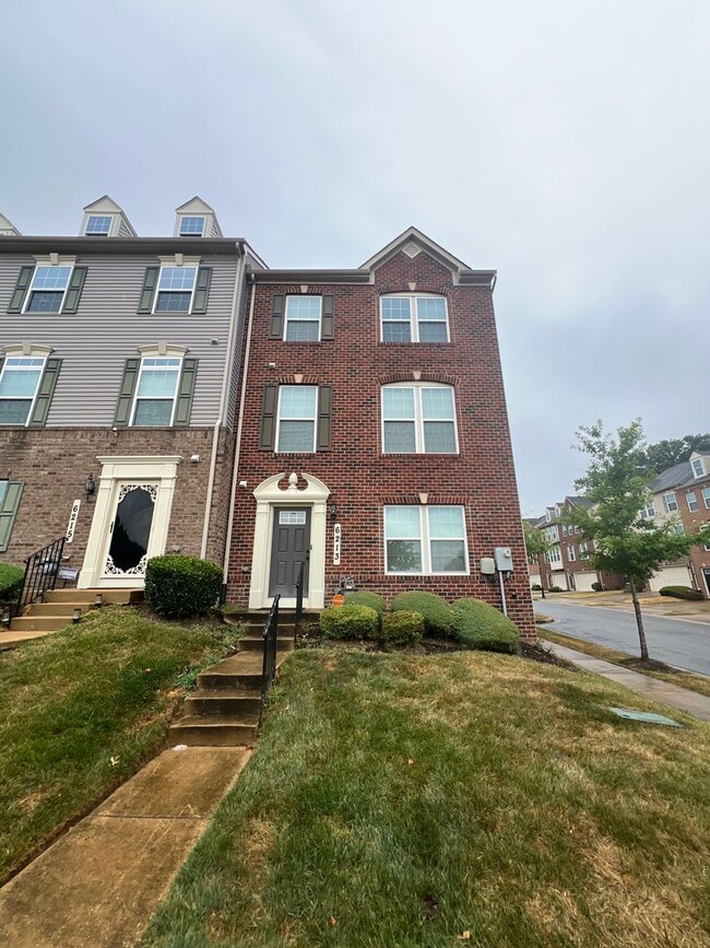 Building Photo - Amazing 3 BR/2 Full BA & 2 Half BA EOG Tow...