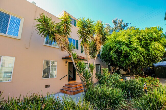 Building Photo - 1421 N Hayworth Ave