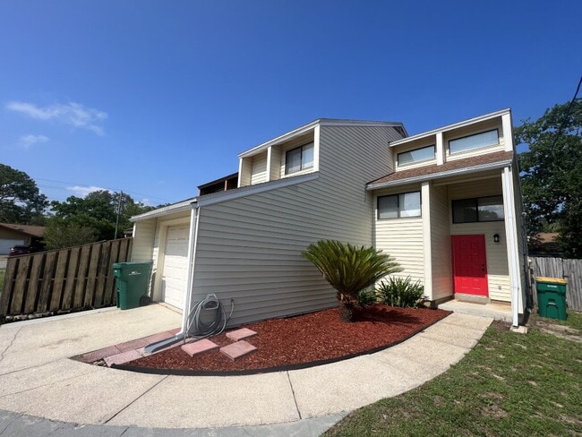 Building Photo - "Charming 2-Bed Townhouse in Shalimar with...