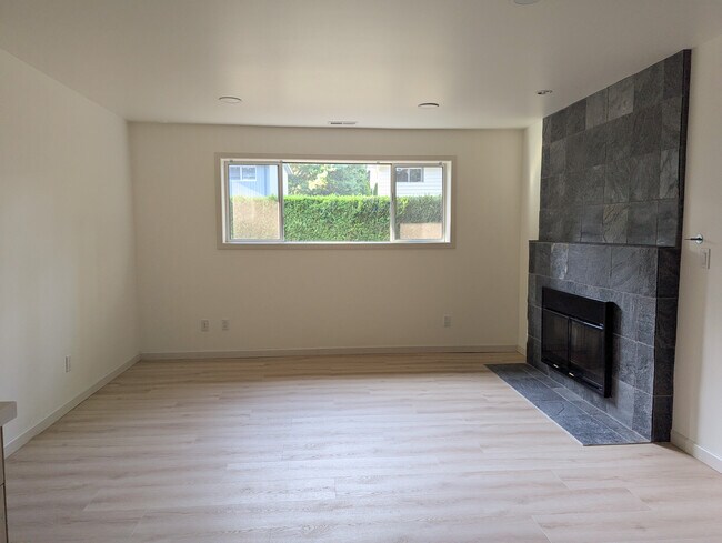 Building Photo - 603 N 179th St