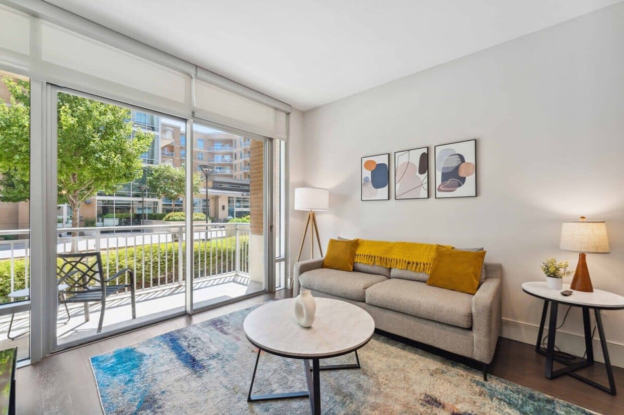 Foto principal - 9845 N Central Expy