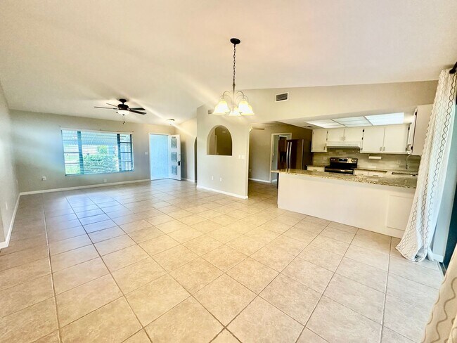 Building Photo - 3 Bedroom/ 2 Bath Fenced in Home for rent ...