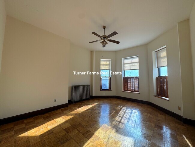 Building Photo - 149 Hillside St