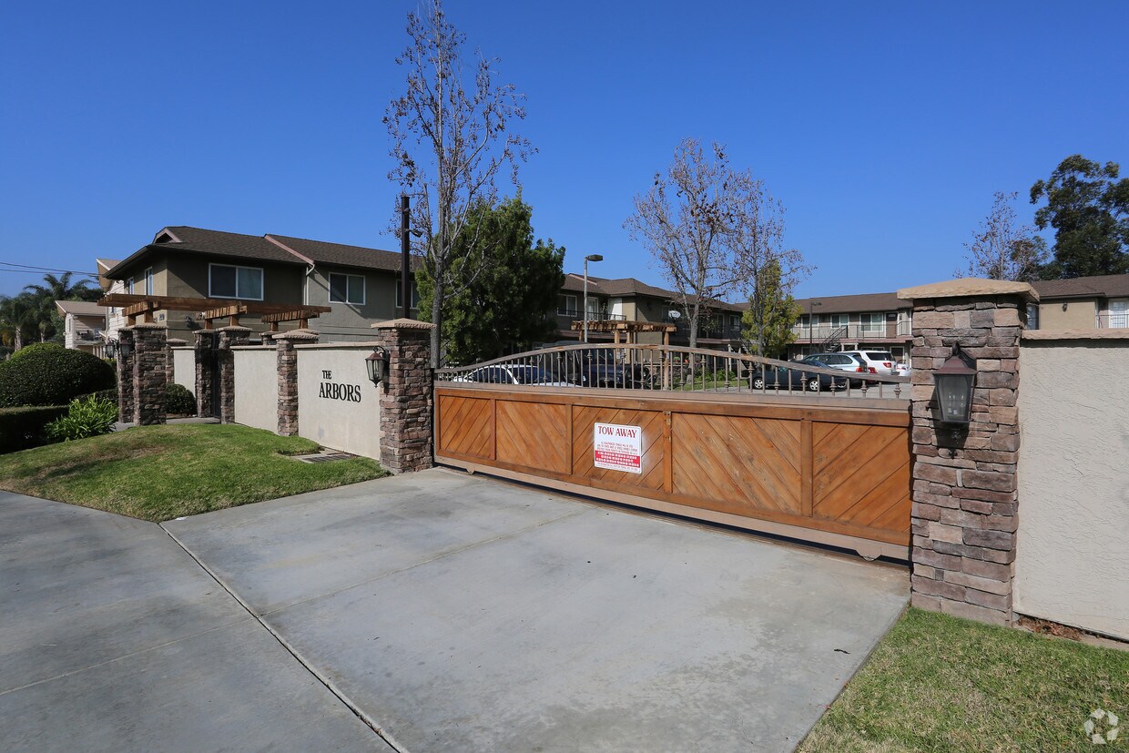 Building Photo - 1440 Oakdale Ave