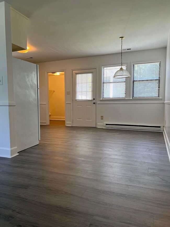 Foto del edificio - 9015 Gladden Ct