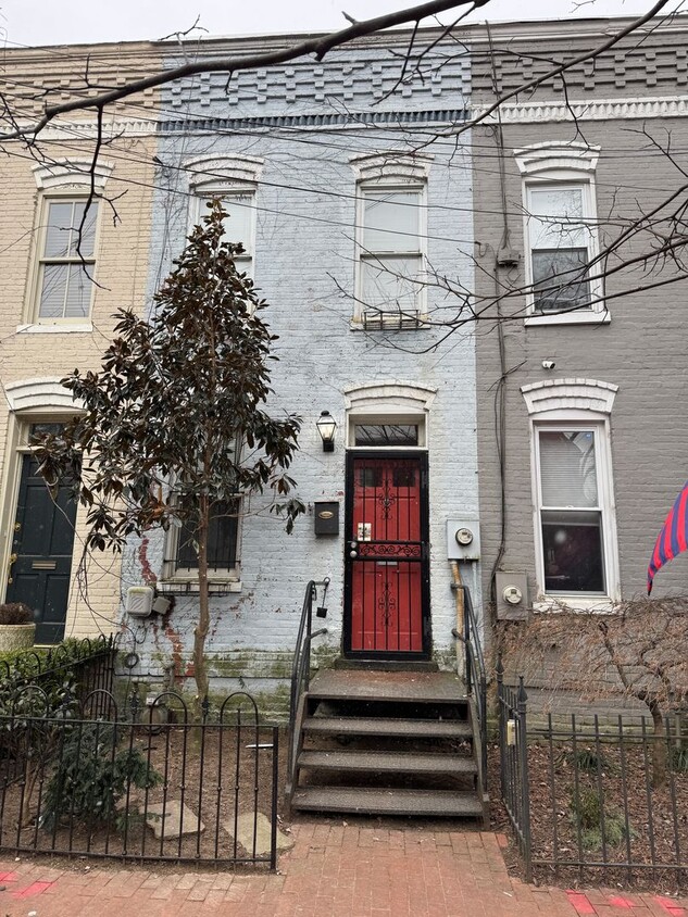 Primary Photo - Elegant Capitol Hill Townhouse! Outside Pr...