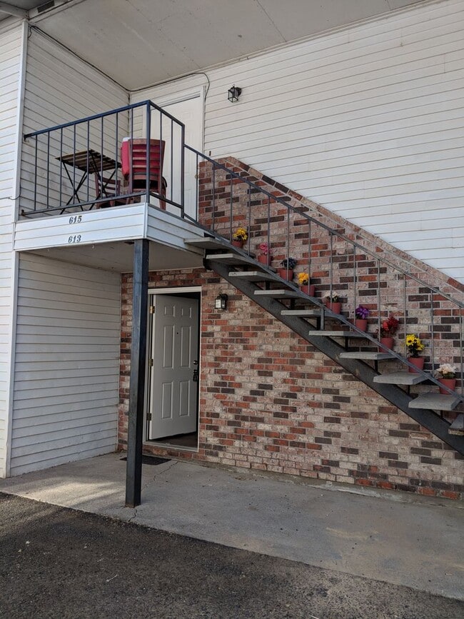 Building Photo - 613 NW 9th Ave