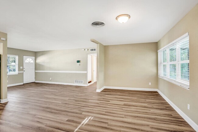 Building Photo - 5608 Lejeune Dr