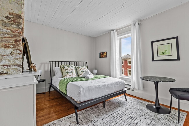 Building Photo - 3 Bond St