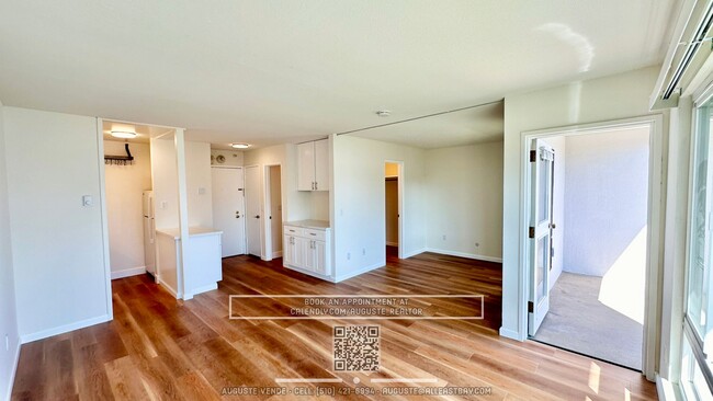 Building Photo - Entirely Remodeled Top-Floor Water-View Mo...