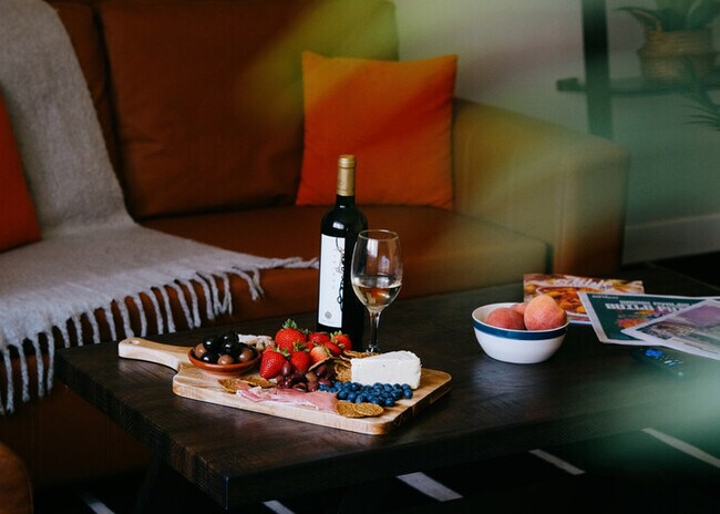 Building Photo - Luxurious Remodeled 1BR Condo