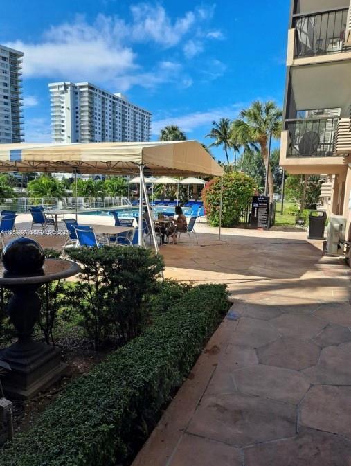 Foto del edificio - 220 Kings Point Dr