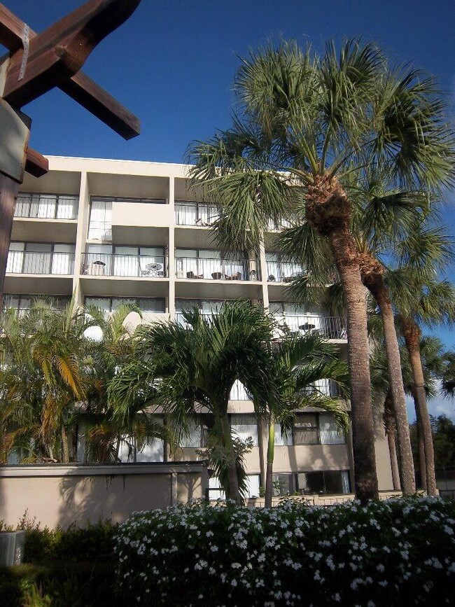 Building Photo - 1830 Embassy Dr