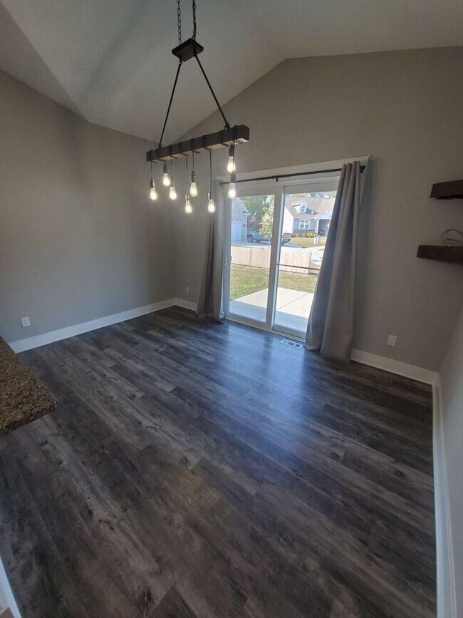 Foto del edificio - Single Family Home - Available Today!