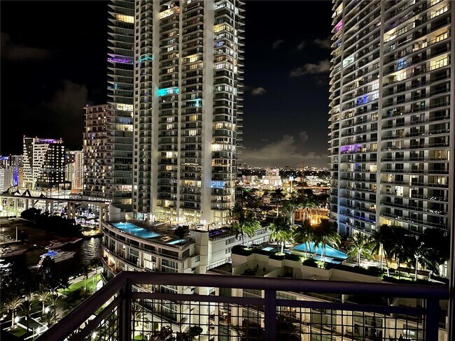 Foto del edificio - 350 S Miami Ave