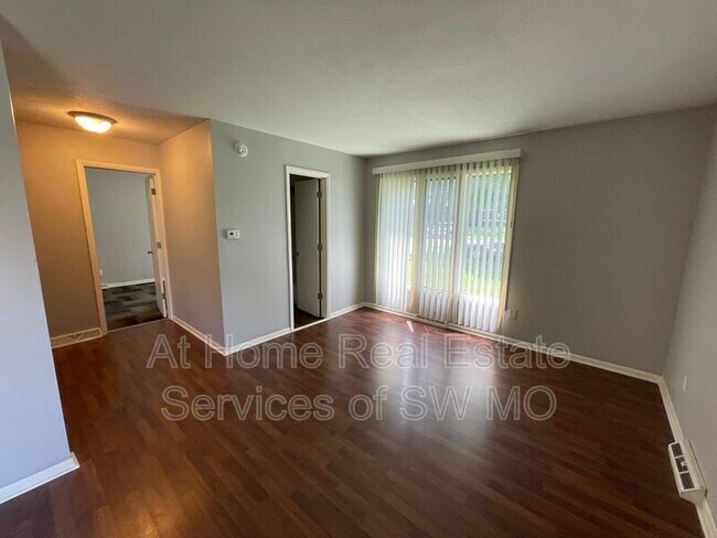 Foto del edificio - 1343 E Elm St