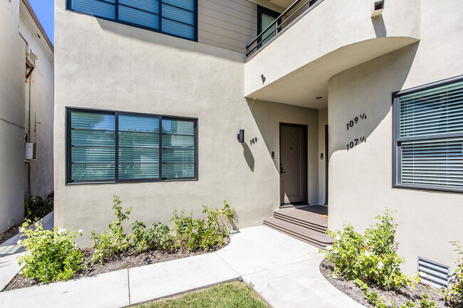 Building Photo - 109 N Flores St