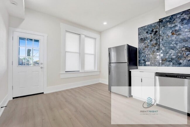 Building Photo - 944 N Damen Ave