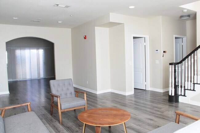 Building Photo - 1118 W Huntington Dr