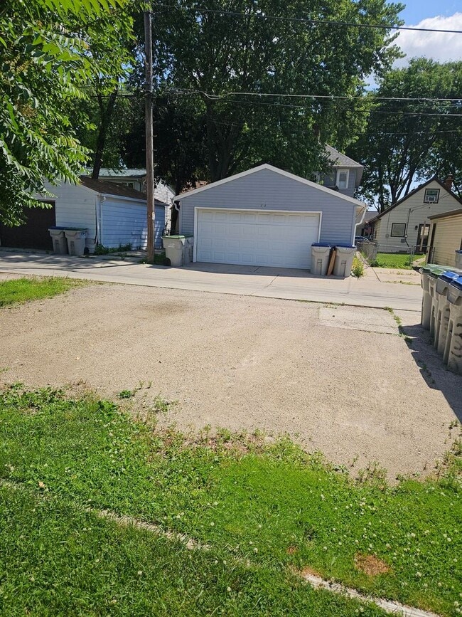 Building Photo - 230 S 61st St