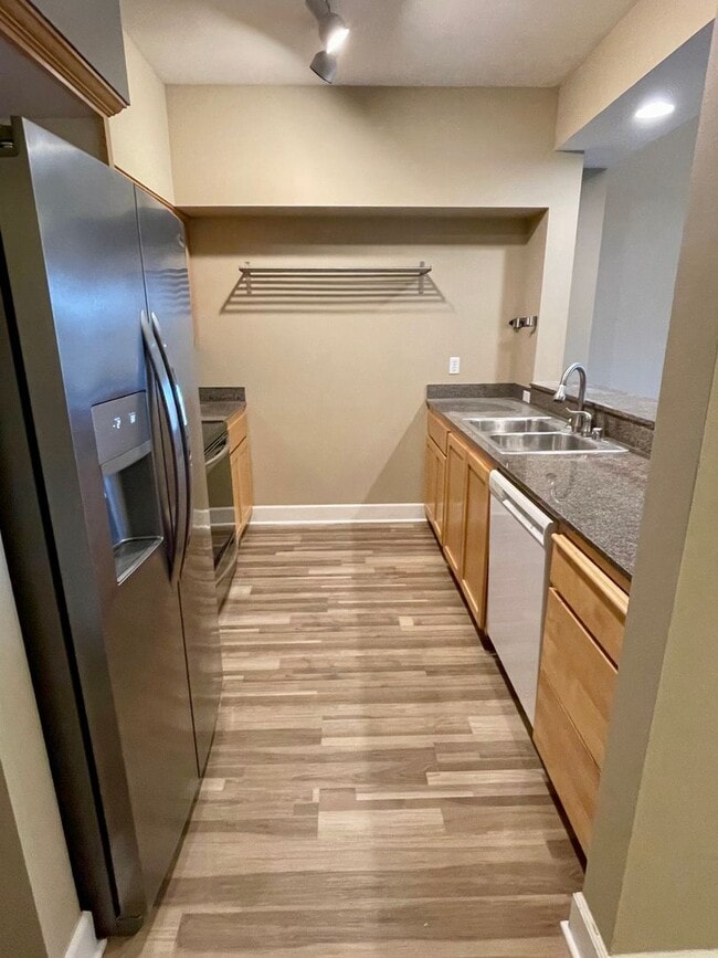 Building Photo - Spacious 2 Bed, 2 Bath Condo
