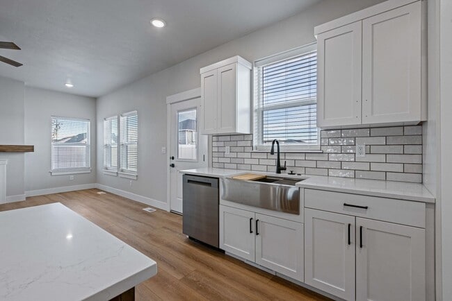 Building Photo - DARLING 3 Bed/2 Bath Twin Home Located in Sugar City, Idaho