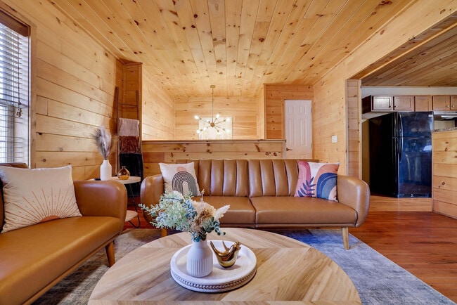 Building Photo - 255 Hillary Dr W