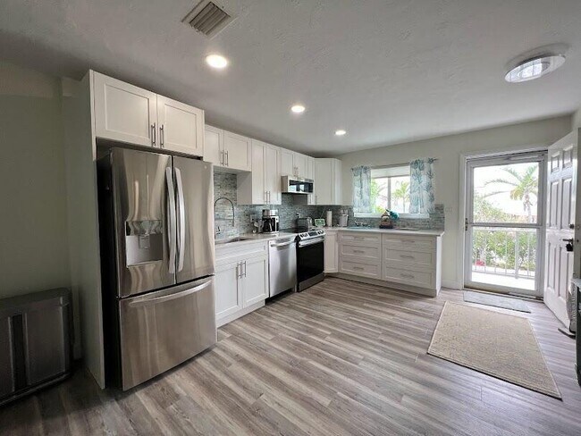 Building Photo - 323 Leeward Ln