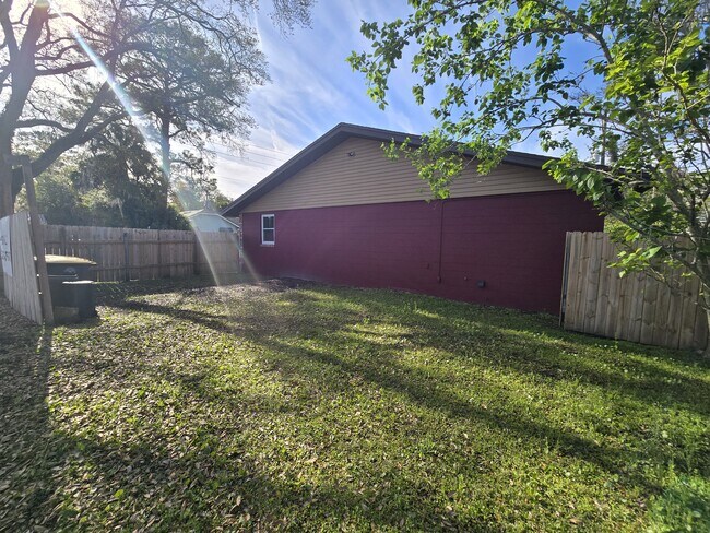 Building Photo - 2018 Merrill Ave