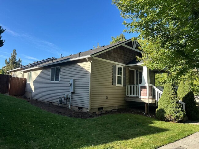 Building Photo - 61093 Larkspur Loop