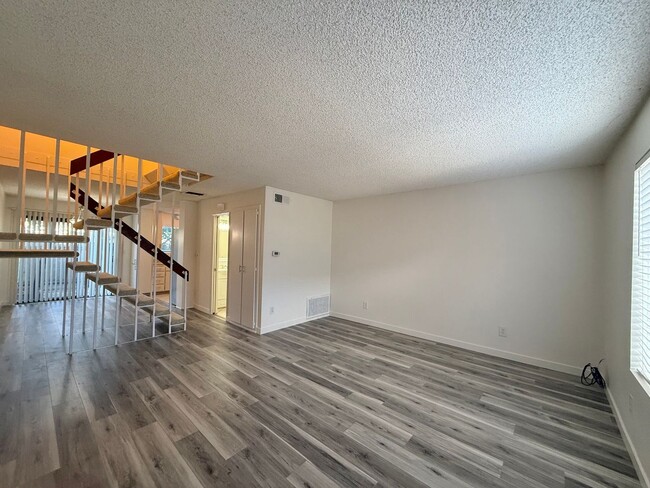 Foto del edificio - 2 Bedroom Townhome in Santee! Water/Sewer/...