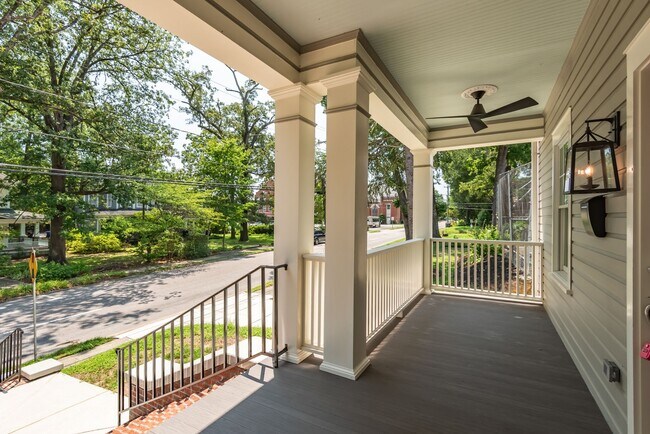 Foto del edificio - 3 Bedroom Luxury Duplex in Old North Durham