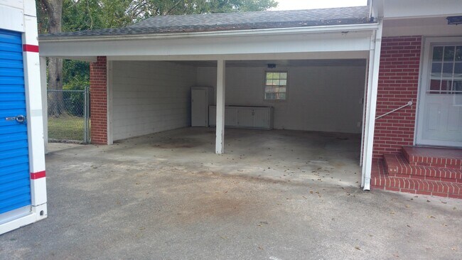 Building Photo - 206 Canterbury Rd