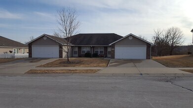 Building Photo - 1211 NW Willow Dr