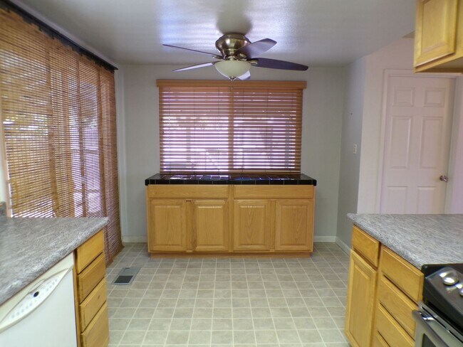 Foto del edificio - Charming 3 bedroom Home Near Beyer High School