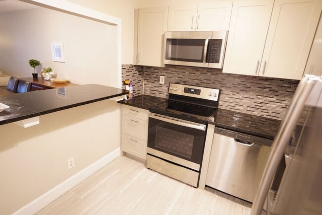 Building Photo - Renovated 2/2 in quite 55+ community