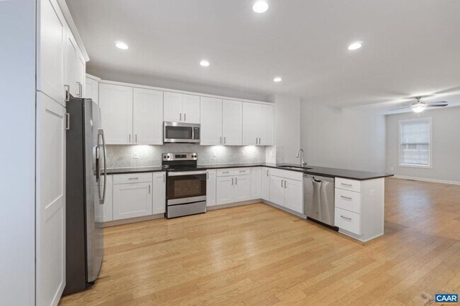 Foto del edificio - 4 Bedroom 3.5 Bathroom Townhouse with 2 Car Garage - Brownsville Elementary School District