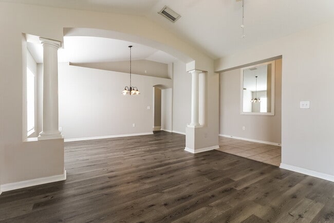 Building Photo - 9912 Riverchase Dr