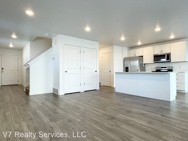 Building Photo - 4 br, 3.5 bath House - 223 N. Pier Ct.