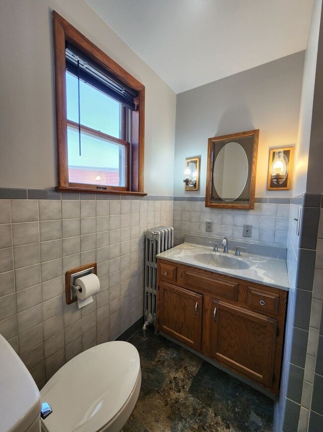 Building Photo - 11 Lewis St