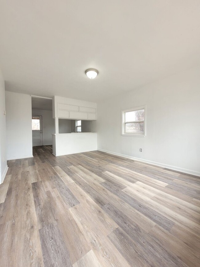 Building Photo - 3 Bedroom 1 Bath home with a Fenced back Yard!